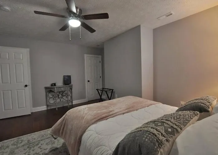 Housepitality - Franklinton Farmhouse- 4 Bedrooms * Columbus