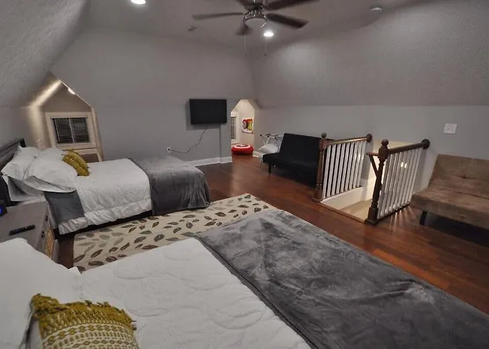 Housepitality - Franklinton Farmhouse- 4 Bedrooms Сasa de vacaciones Columbus