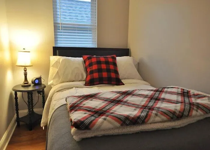 Housepitality - Franklinton Farmhouse- 4 Bedrooms *