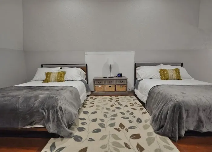 Housepitality - Franklinton Farmhouse- 4 Bedrooms